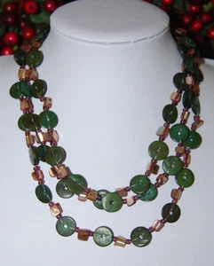 BEAUTIFUL MULTIPLE STRAND NECKLACE OF GREEN STONE DISKS & MOTHER OF PEARL CHUNKS - Picture 1 of 11