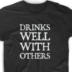 T-Shirt Drinks Well With Others Party College Likör Drunk Tee - Bild 1 von 4