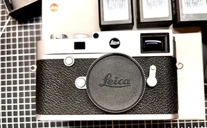 Leica M10 Chrome (Body & 3 batteries- original box) Excellent - Picture 1 of 9