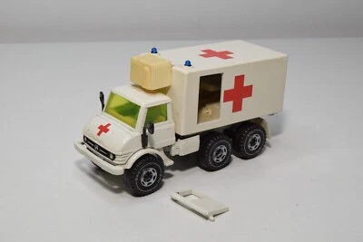 B67 1:55 SIKU 2218 UNIMOG MERCEDES-BENZ BINZ AMBULANZA PARAMEDICA BUONE CONDI... - Immagine 1 di 4