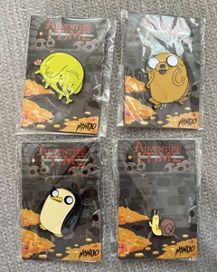 LOTTO 4 SPILLE COMMERCIALI Adventure Time di MONDO nuove Jake Pinguino Lumaca Elefante - Foto 1 di 6