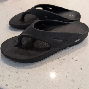 Oofos Black Flip Flop Sandals Size M13 W15 Unisex - Picture 1 of 10