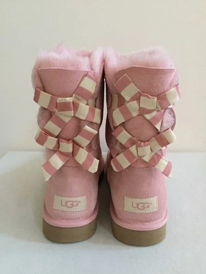 BOTA FEMININA UGG CLASSIC SHORT BAILEY BOW STRIPE BLUSH EUA 8 / UE 39 / REINO UNIDO 6.5 - Imagem 1 de 4