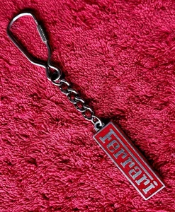 FERRARI S.P.A. SCHLÜSSELANHÄNGER 1996 METALL MIT ROTER EMAILLE SEHR SELTEN SEHR GUTER ZUSTAND - Bild 1 von 4