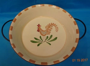 Plato para hornear/servir gallo de gres International Silver Co. con trivet usado - Imagen 1 de 10