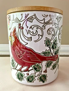 InHomestylez geprägter Kardinal Kanister 6" Keramik Holzdeckel Stechpalme, Beeren - Bild 1 von 5