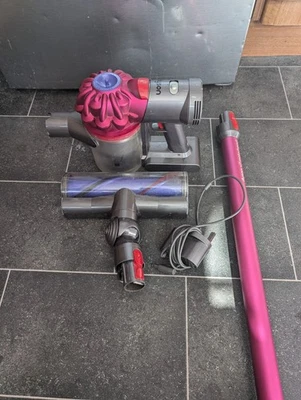 Dyson V7 Animal Cordless Vacuum Working 2 Heads With  Charger - Image 1 of 4