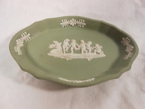 Vintage Green and White Oval Wedgwood Jasperware Trinket Dish Dancing Cherubs - Picture 1 of 3