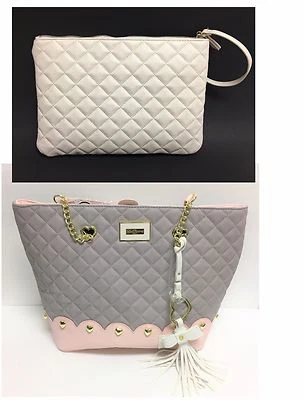 NOVO BETSEY JOHNSON CINZA + ROSA ACOLCHOADO PVC, CORAÇÃO, BOLSA TOTE, BOLSA DE MÃO + COSMÉTICO, PULSEIRA - Imagem 1 de 4