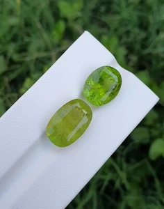Par de piedras de peridoto color verde natural suelto facetado sin tratar de Pakistán - Imagen 1 de 5