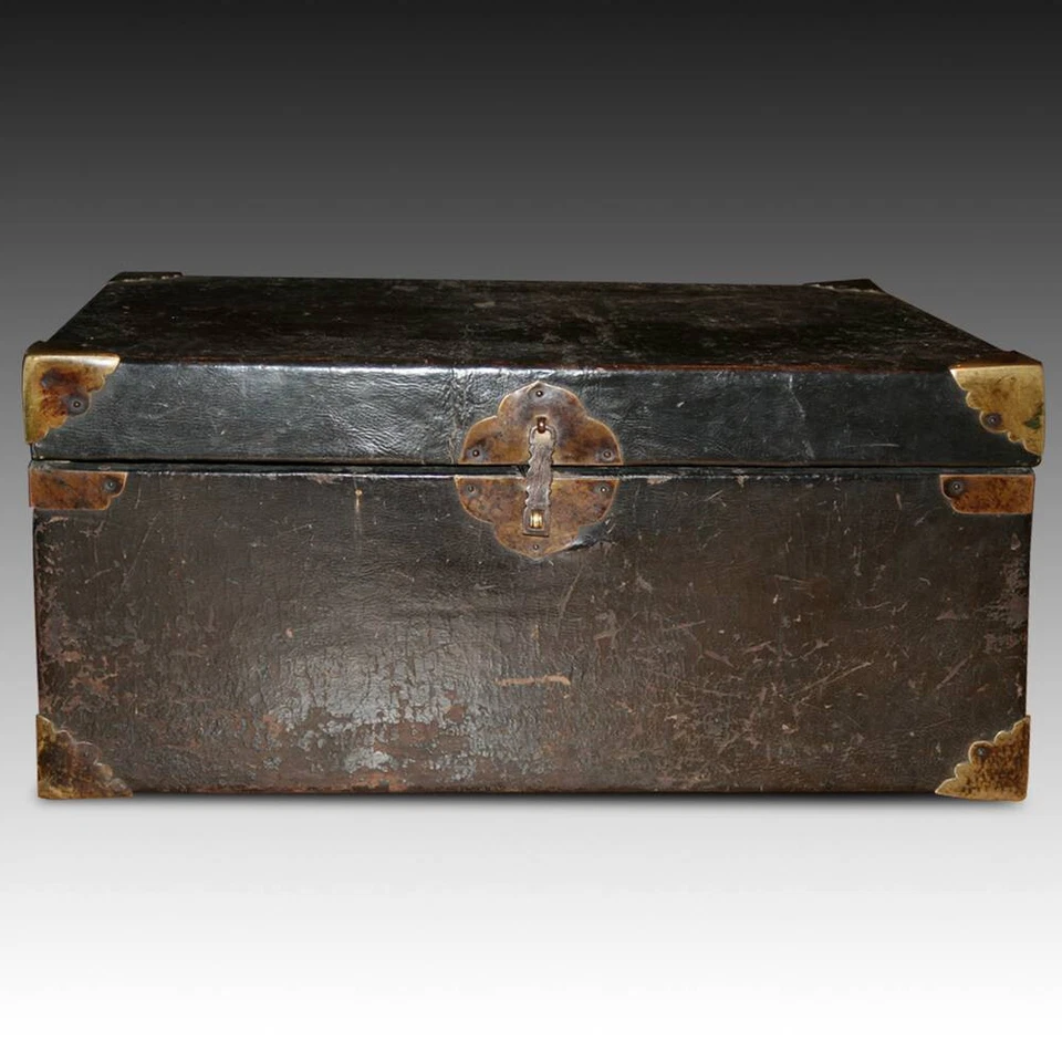 RARO BAÚL ANTIGUO CUERO MADERA LATÓN TIBETANO MUEBLES CHINOS MEDIADOS DEL SIGLO XIX. Foto 1 de 3