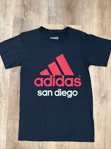 Camiseta Adidas Go-To Para Hombre Pequeña Negra Logo San Diego Gráfico Manga Corta - Imagen 1 de 4
