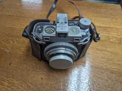 Cámara KODAK Medalist II. Estado desconocido. Parece estar en buen estado.  Foto 1 de 4