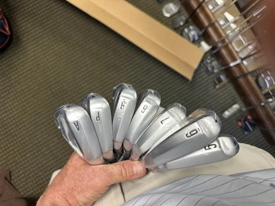 New Srixon ZXi4 iron set, 5-PW , AW, KBS Tour Lite Reg Standard - Image 1 of 4