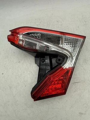 Оригинальный внутренний галогенный задний фонарь l 2018-2022 Toyota C-HR (правый, пассажирский) - Изображение 1 из 4