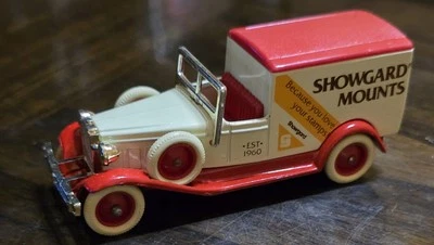 3½" Lledo 1:60 Days Gone 1933 Packard Town Van Delivery White & Red Loose - Image 1 of 4