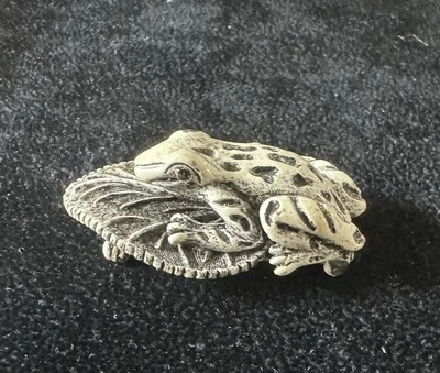 Broche/pin-esmalte blanco vintage de rana firmada por Florencia de los años 50 Foto 1 de 4