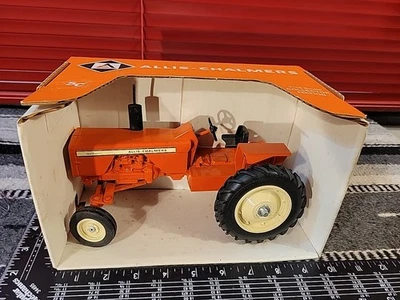 Réplica de tractor agrícola fundido a presión Allis Chalmers One-Eighty 1/16 de SpecCast Foto 1 de 4