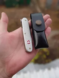 Funda de cuchillo de cuero con lazo para cinturón para Victorinox Alox Pioneer X hecha a mano - Imagen 1 de 6