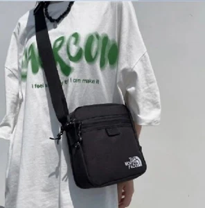 THE NORTH FACE black crossbody bag is a must-have for outings - Bild 1 von 2