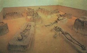 Tarjeta postal Mound State Monument Burial Room State Hwy 89 Moundville Alabama 1962 - Imagen 1 de 2
