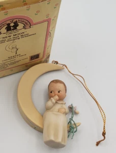 Memories of Yesterday NEUMOND Ornament 1990 Lucie Atwell Vintage Baby Halbmond - Bild 1 von 7