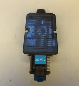 APPLETON P/N: CONECTOR HEMBRA ENCHUFE DE PARED PRE316RB 200-250VAC 3 POLOS 16AMP - Imagen 1 de 6
