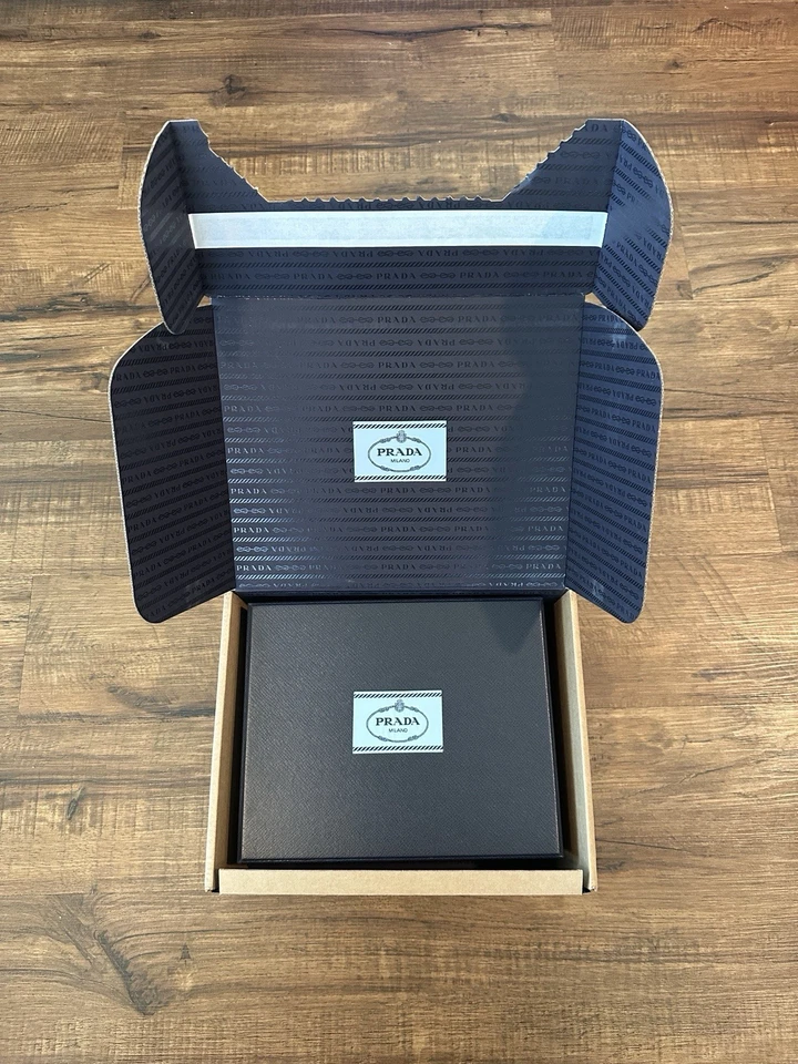 Auténtica caja de regalo Prada negra VACÍA con sobre Prada, 10” X 10”x 2 1/4” nueva Foto 1 de 4