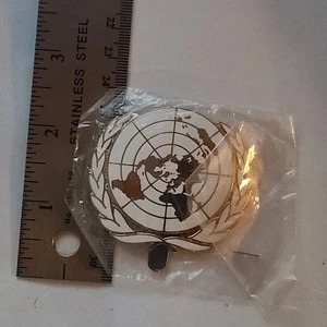 UN Metal Beret Badge United Nations Cap Badge New - Picture 1 of 4