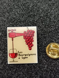 Pin's Pins Pin Enamel 63 Alcool Vin Rouge Bourgogne "Les Bourguignons à Lyon"  - Imagen 1 de 1