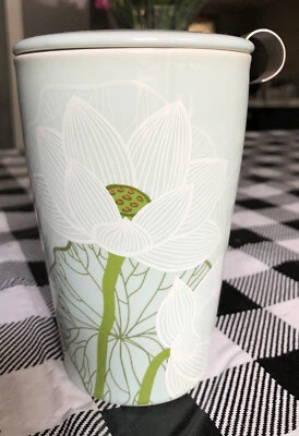 Taza de cerámica Teaforte Kati con tapa e infusor verde pálido blanco flores de loto Foto 1 de 4