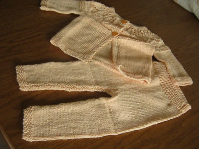 HANDARBEIT: hübsches Set (Jacke und Hose) in lachs gestrickt Gr. 80-86 - Bild 1 von 4