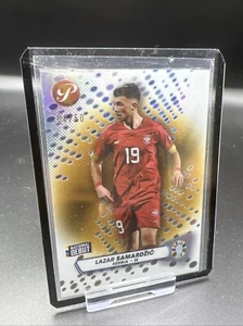 2023 Topps Pristine Road To Euro 2024 Lazar Samardzic Gold Refractor /50 - Bild 1 von 2