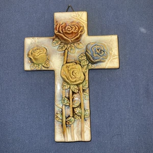 Glasiertes Keramik Kreuz mit Rosen 7 1/2” x 5 1/2” - Bild 1 von 7