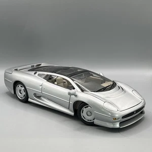 Maisto 1/18 Scale 1992 Jaguar XJ220 Silver Diecast Model Boxed with Plinth - Picture 1 of 8