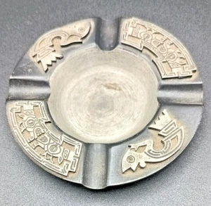 POSACENERE ROTONDO IN PELTRO BOLIVIANO VINTAGE 4" con/DESIGN TIHUANACO MARCATO c1970 v/g - Foto 1 di 5