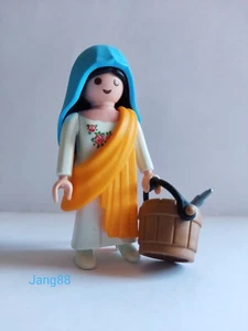 PLAYMOBIL Belen. Preciosa Aldeana con Cubo y Pez. Usado, en buen estado. - Imagen 1 de 1