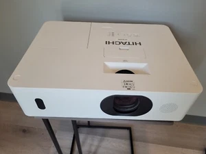 Hitachi CP WU5500 - WUXGA 3LCD Projector With Stereo Speakers with New Lamp - Picture 1 of 10