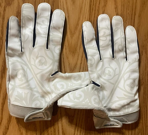 NOTRE DAME FOOTBALL 2019 AWAY TEAM ISSUED UNDER ARMOUR GLOVES SIZE XL Cover