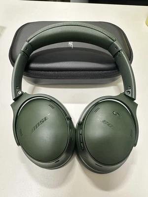 Auriculares inalámbricos sobre la oreja Bose QuietComfort con cancelación de ruido - verde ciprés Foto 1 de 4