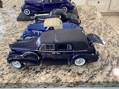 Cadillac V16 Fleetwood azul 1938 modelos exclusivos 1:18 con tapas negras Foto 1 de 4