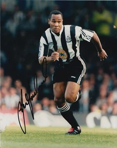 Les Ferdinand handsigniertes 10x8 Foto - Newcastle United Autogramm. - Bild 1 von 1