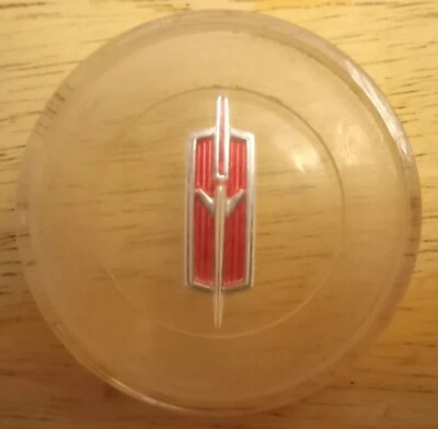 1964-1966 OLDSMOBILE CUTLASS 442 РОЖОК ПОДУШЕЧКА ЦЕНТРАЛЬНАЯ КРЫШКА ОБЪЕКТИВА - Изображение 1 из 4