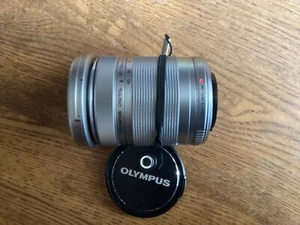 Olympus M.Zuiko 40-150 f4-5.6 R ED MSC Zoom Lens Very Good Condition in Silver - Imagen 1 de 4