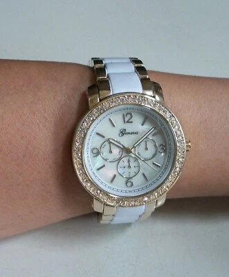 Reloj de moda para mujer con acabado dorado y blanco de vestir informal con estrás para novio Foto 1 de 4