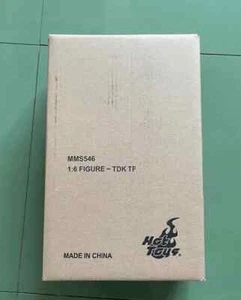 Hot Toys MMS546 The Dark Knight - Two Face Harvey Dent 1/6 Figure IN Stock! - Picture 1 of 2