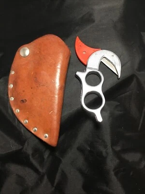 Vintage 2 Finger WK Wyoming Skinner Gut Skinning Knife Hunting Tool w/ Sheath - Image 1 of 2