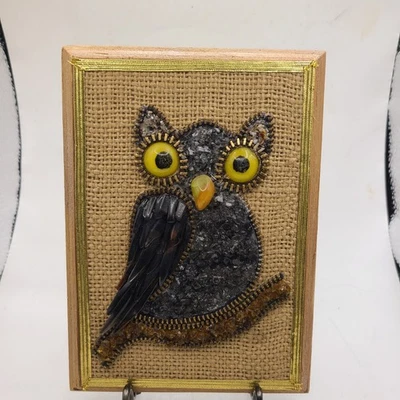 Cuadro de búho hecho a mano. Contorno con cremallera con plástico. Sobre arpillera en marco de madera. De colección Foto 1 de 4