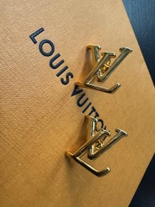 Aretes Louis Vuitton LV logotipo icónico tono dorado - Imagen 1 de 15