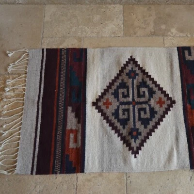 Alfombra estilo suroeste con flecos de cuerda Foto 1 de 4